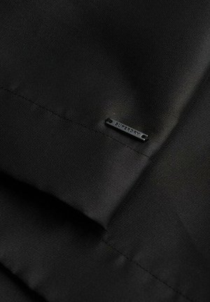 Schwarzer Stoff mit einer glatten Textur, versehen mit einem kleinen schwarzen "SUPERDRY"-Tag, der ein sauberes und einfaches Design zeigt.