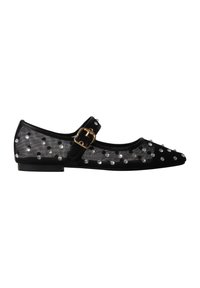 Chaussure plate Mary Jane noire avec côtés en mesh transparent, clous argentés et bride à boucle dorée sur le dessus.