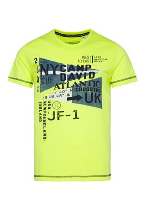 Helles gelbes T-Shirt mit kurzen Ärmeln, grafischem Text, überlagerten Mustern in Blau und kontrastierenden dunkelgrünen Nähten. Rundhalsausschnitt.