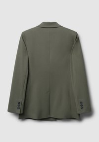 Olivgrüner Blazer, der mit der Rückseite nach vorne hängt, mit Reverskragen und drei schwarzen Knöpfen an jedem Ärmelbund.