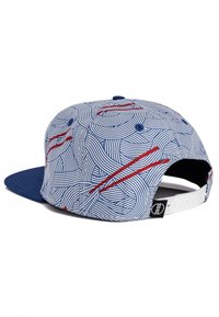 Gorra snapback azul y blanca que presenta un patrón de líneas en espiral con acentos rojos. El interior del visera está hecho de un tejido azul texturizado.