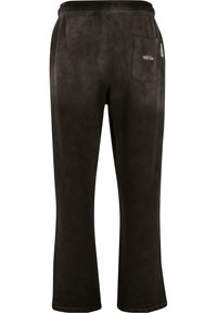 Pantalones negros hechos de una tela suave con un corte relajado, cinturilla elástica y un bolsillo trasero. Textura suave y detalles de diseño mínimos.