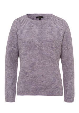 Pull en tricot lilas clair avec des manches longues, col rond, motif texturé et petits détails en forme de cœur à l'avant.
