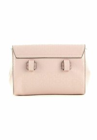 Sac à main en cuir rose clair avec une surface texturée, doté de deux boucles décoratives sur le devant et d'une forme rectangulaire structurée.
