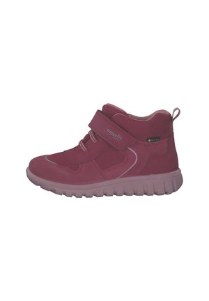 Burgunderfarbene Mid-Top-Kinderschuhe mit einem Klettverschluss, Gummisohle, strukturiertem Stoff und einem gepolsterten Fersenbereich für einfaches Anziehen.