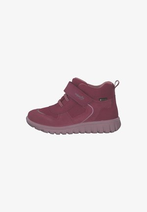 Zapato infantil de media caña en burdeos, con una cinta de velcro, suela de goma, tejido texturizado y una lengüeta acolchada para mayor comodidad al calzar.