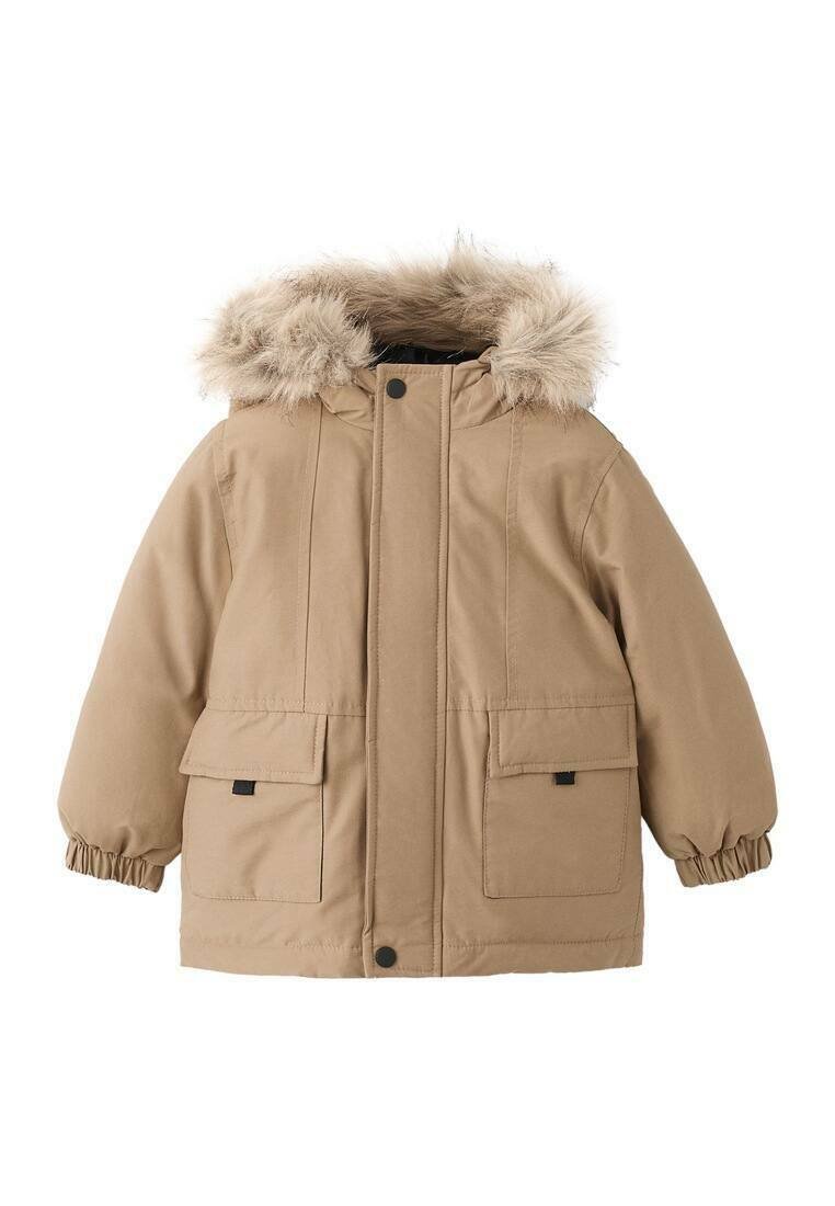 Parka de color beige con aislamiento, capucha con borde de piel, puños elásticos y dos bolsillos frontales. Material exterior suave y corte relajado.
