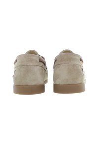 Pantofi din suede bej cu o textură netedă, șireturi maro și talpă din cauciuc. Prezintă un design minimalistic cu un tab posterior pentru o îmbrăcare ușoară.