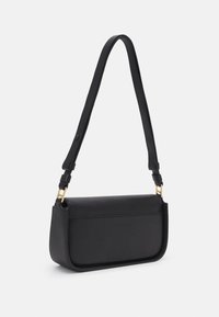 Sac à bandoulière en cuir noir de forme rectangulaire, texture douce, bandoulière réglable et accents en métal doré.