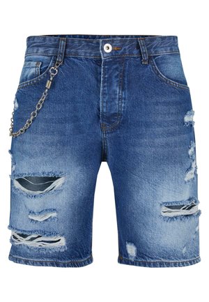 Niebieskie szorty dżinsowe z przetarciami, postrzępionymi brzegami i srebrnym łańcuszkiem na pasku. Tradycyjny design pięciu kieszeni.