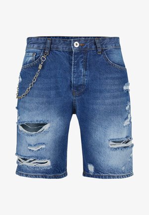 Niebieskie szorty dżinsowe z przetarciami, postrzępionymi brzegami i srebrnym łańcuszkiem na pasku. Tradycyjny design pięciu kieszeni.