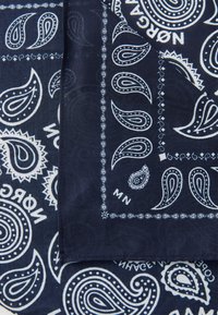 Bandana blu navy con motivi paisley bianchi, bordature decorate e testo stampato. Realizzato in tessuto di cotone leggero.