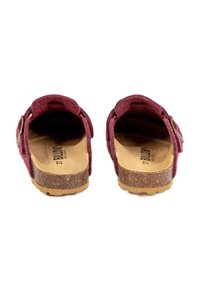 Sandales en feutre bordeaux avec des sangles ajustables, semelles en liège et fonds en caoutchouc texturé. Doublure intérieure lisse ; design au dos arrondi.