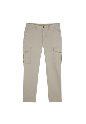 Pantalones cargo beige de pierna recta con cierre delantero de botones, trabillas para cinturón, bolsillos laterales y bolsillos cargo con solapa en cada muslo.