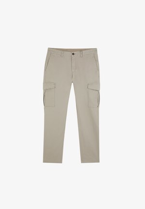 Pantalones cargo beige de pierna recta con cierre delantero de botones, trabillas para cinturón, bolsillos laterales y bolsillos cargo con solapa en cada muslo.