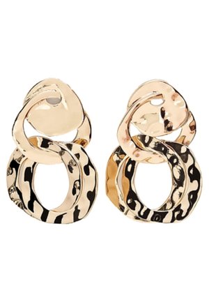 Boucles d'oreilles en métal doré avec deux formes ovales irrégulières entrelacées, la grande ovale inférieure présentant un motif martelé et texturé.