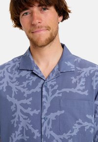 Kurzärmliges Button-Up-Hemd in Marineblau mit einem hellblauen Korallenmuster. Verfügt über eine Brusttasche und ein traditionelles Kragen-Design.