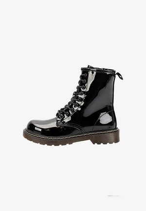 Bottines en cuir verni noir avec un design à lacets, un bout rond et une semelle en caoutchouc texturée. Elles possèdent une bride arrière pour un enfilage facile.