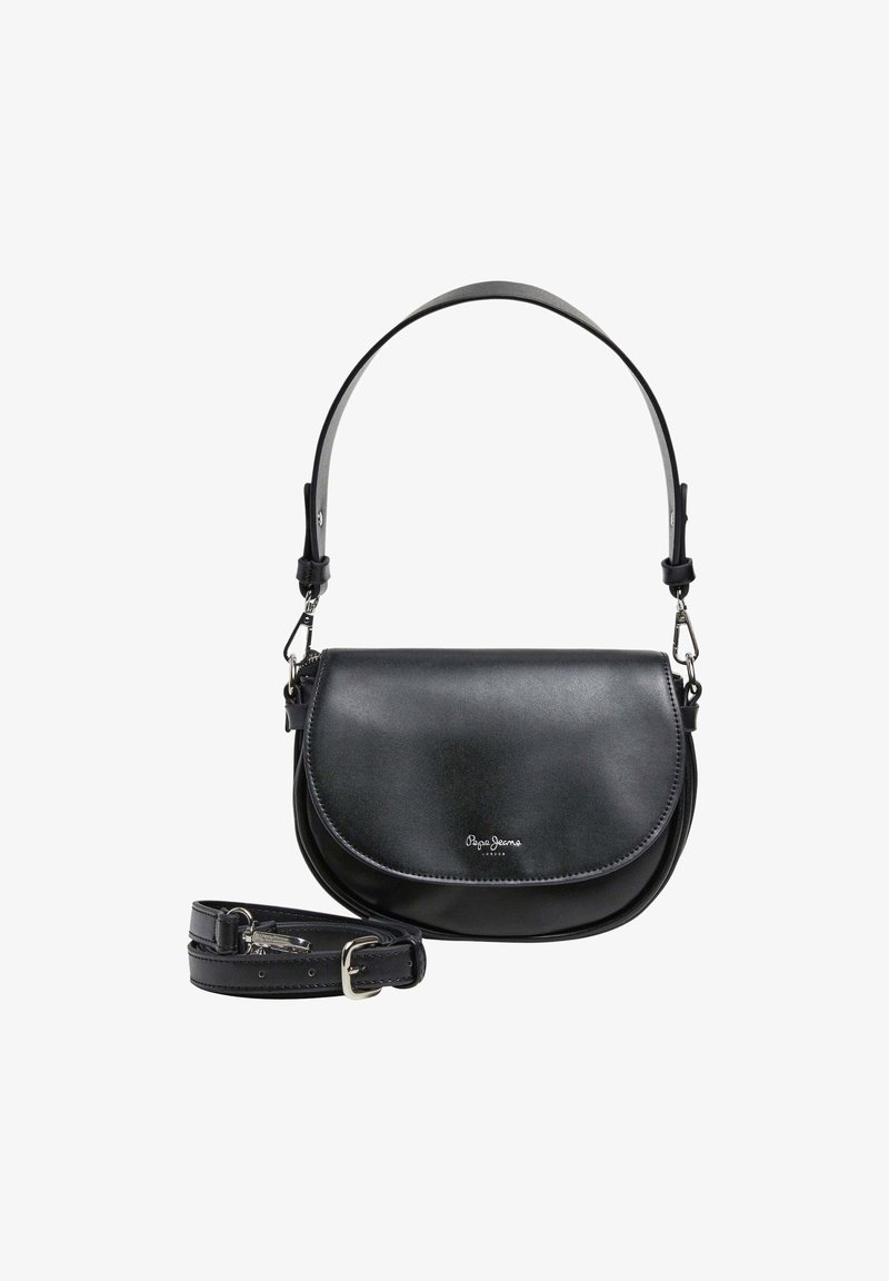 Čierna kožená taška na rameno s zakrivenou klopou, nastaviteľným popruhom, hladkým povrchom a striebornými kovovými detailami. Logo značky je umiestnené na prednej strane.
