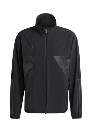 Crna jakna s visokim ovratnikom, zatvaranjem na zip, i kontrastnim sjajnim panelima na prsima i rukavima od teksturirane tkanine.