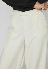 VILA VIVARONE WIDE - Bukser - white sand