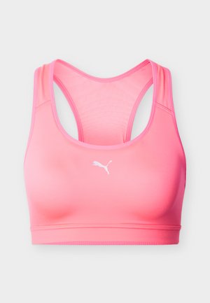 Rosa Racerback-Sport-BH mit weißem Puma-Logo mittig vorne, nahtloses Design und elastischem Unterbrustband vor hellem einfarbigem Hintergrund.