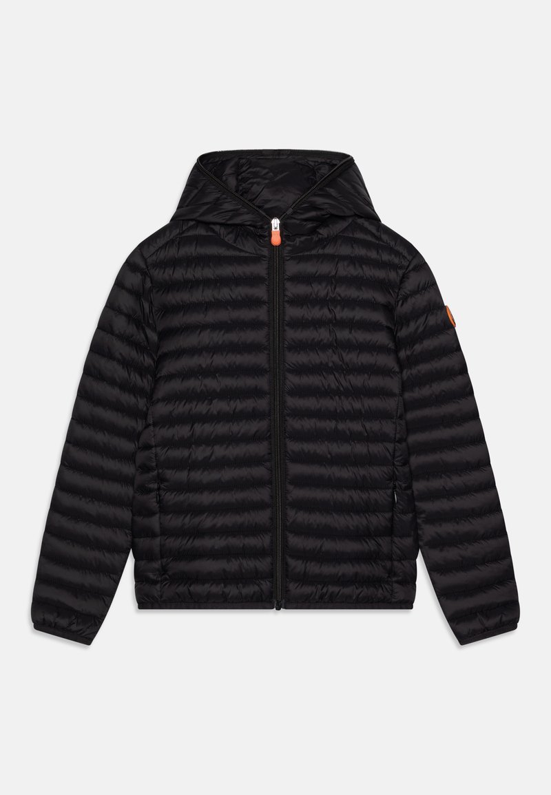 Sort pufferjakke med hætte, der har quiltet tekstur, lynlåslukning foran og orange accent på ærmet. Letvægts, strømlinet design.