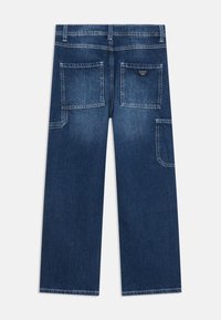Pantalones de mezclilla rectos en azul oscuro, con dos grandes bolsillos traseros, costuras resistentes y un diseño clásico con una textura suave.