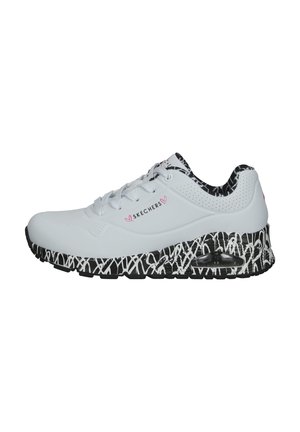 Biały sneaker Skechers z sznurowanym designem, czarno-białą wzorzystą podeszwą oraz małymi różowymi detalami logo serca po boku i na języku.