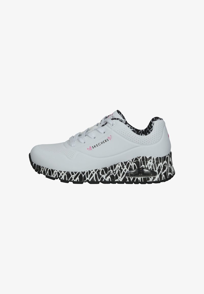 Λευκό αθλητικό παπούτσι Skechers με σχεδιασμό κορδονιών, μαύρη και λευκή σόλα με σχέδιο, και μικρές λεπτομέρειες με ροζ καρδιά-λογότυπο στο πλάι και στη γλώσσα.