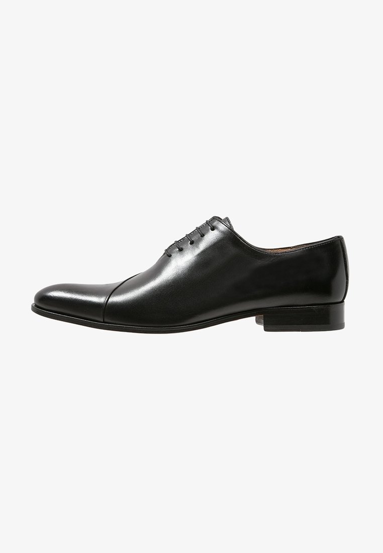 Chaussure habillée en cuir noir avec une finition lisse, bout rond, six œillets pour les lacets et un talon bas empilé. Design minimaliste.