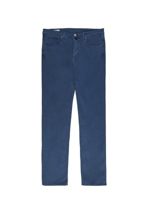 Donkerblauwe jeans met rechte pijpen, voorzakken, knoop- en ritssluiting, plat liggend op een witte achtergrond.