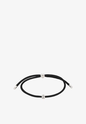 Schwarzes verstellbares Kordelarmband mit kleinem silbernem Herz und quadratischem Perlenanhänger, graviert mit dem Buchstaben A, auf weißem Hintergrund.