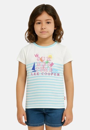 T-shirt blanc à rayures bleu clair, avec le texte coloré "SUMMER TIME" et des graphiques nautiques. Manches courtes et col rond.