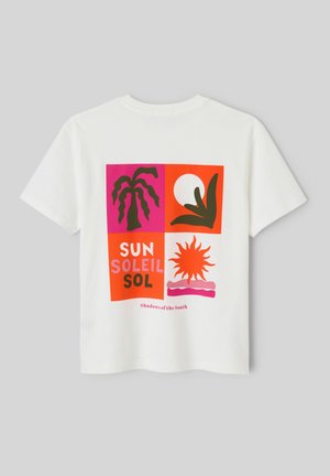 T-shirt blanc avec des blocs graphiques colorés montrant un palmier, un soleil abstrait, une lune avec des feuilles, et le texte « SUN SOLEIL SOL » et « Shadows of the South ».