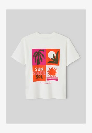 T-shirt blanc avec des blocs graphiques colorés montrant un palmier, un soleil abstrait, une lune avec des feuilles, et le texte « SUN SOLEIL SOL » et « Shadows of the South ».