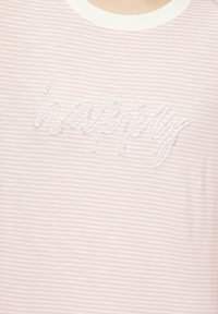 Gestreept roze katoenen T-shirt met een witte halslijn, voorzien van "happy" in verhoogde kraalversieringen over de borst.