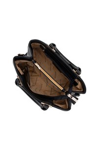 Bolso de mano de cuero negro con herrajes dorados, compartimentos con cremallera y forro interior con un patrón de logotipo repetido. Dos asas resistentes.