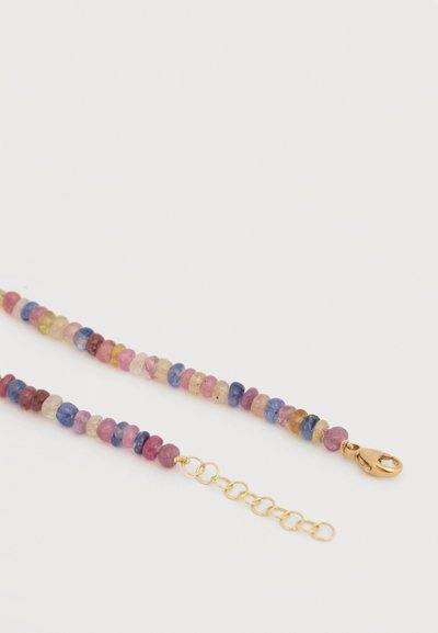 Βραχιόλι με μικρές στρογγυλές πολύχρωμες χάντρες από πολύτιμους λίθους και χρυσή καβουροδαγκάνα με ρυθμιζόμενο αλυσίδα επέκτασης.