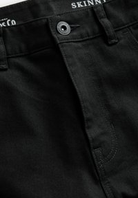 Zwarte skinny jeans van een katoenen mengsel, met een knoopsluiting, subtiele stiksels en een gladde textuur zonder zichtbare patronen.