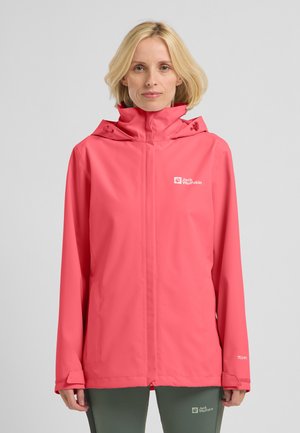 Veste imperméable rose avec un col haut, capuche réglable et manches longues. Logo sur la poitrine et la manche, texture lisse, design léger.