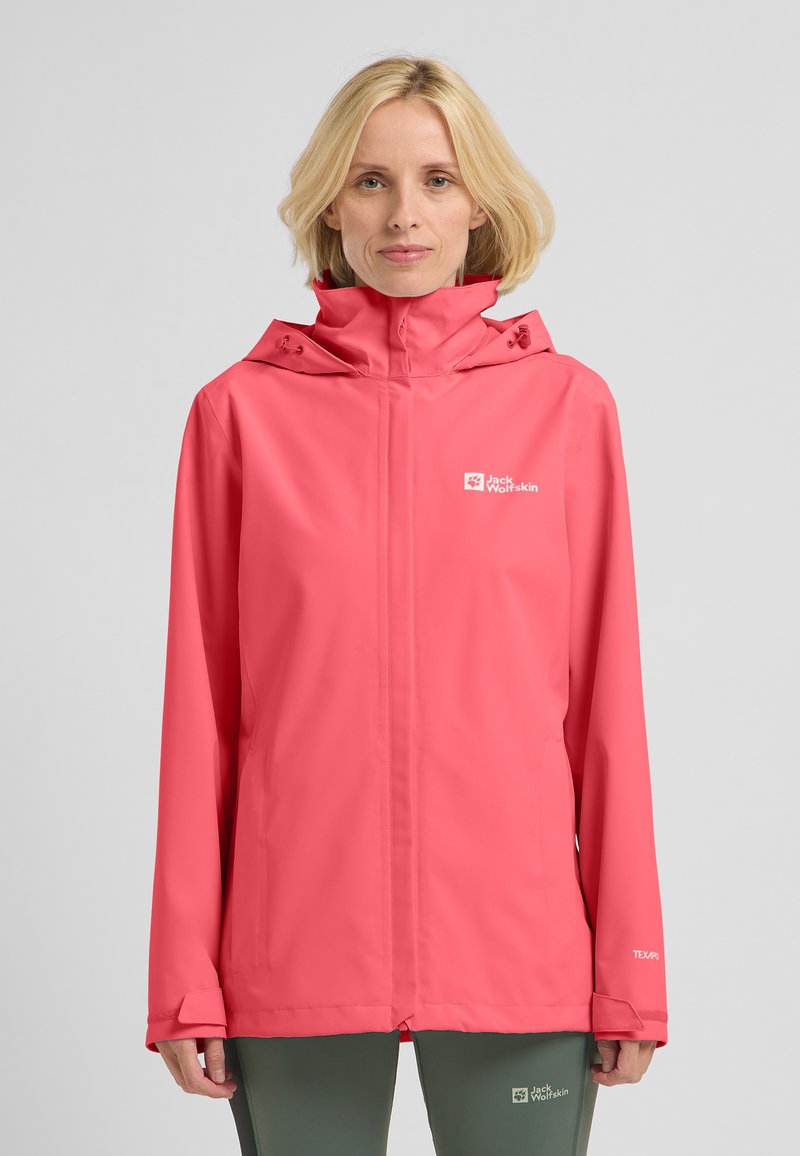 Giacca impermeabile rosa con colletto alto, cappuccio regolabile e maniche lunghe. Logo sul petto e sulla manica, texture liscia, design leggero.