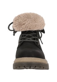 Svart ankelboot med en beige fuskpälskrage, texturerade snören och en mönstrad gummisula. Har en rund tå och robust konstruktion.