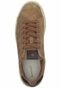 Braune Wildleder-Sneaker mit strukturiertem Finish, versehen mit tonalen Schnürsenkeln, einem schwarzen Leder-Absatz und einer weißen Gummisohle. GANT-Logo sichtbar.