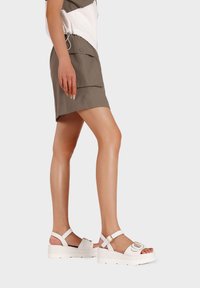 Queen Helena - Sandalen met plateauzool - bianco Miniatuurafbeelding 1