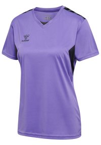 Camisa de deporte morada con escote en V, mangas cortas y detalles en negro en los hombros. Confeccionada con una tela suave y ligera. Logo de Hummel mostrado.