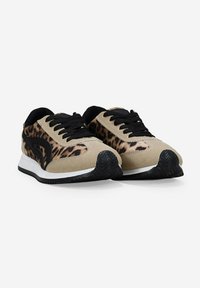 Zapatillas con un diseño de estampado de leopardo, con una parte superior de ante en tonos beige y acentos negros, cordones negros y una suela de goma texturizada.