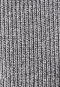 Grau geripptes Gewebe mit strukturierten vertikalen Linien. Weiche Textur, einheitliches Muster, das leicht Licht reflektiert, geeignet für verschiedene textile Anwendungen.