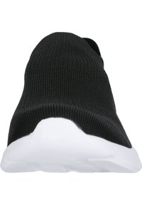 Schwarzer gestrickter Sportschuh mit nahtlosem Design, weißer Gummisohle und flexiblem Obermaterial für Komfort. Solider Textur ohne sichtbare Logos.