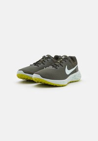 Nike Performance NIKE REVOLUTION 6 - Bėgimo batai plentui - cargo khaki/glacier blue/sequoia/light silver/yellow strike